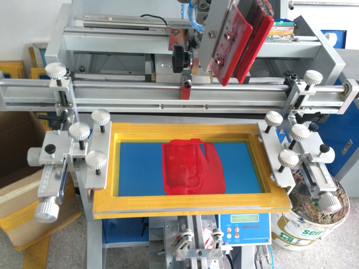 SCREEN PRINTING MACHINE ON PRINTING GLASS BOTTLE AND GLASS BOTTLE DRYING MACHINE